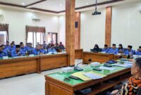Suasana audiensi antara perwakilan guru Trenggalek dengan Komisi IV DPRD Trenggalek, Senin (17/11/2025).