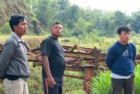 Sugeng Riadin (tengah) selaku Ketua RT. 7 RW. 2 Dusun Jampi, Desa Ngentrong, Kecamatan Karangan, Trenggalek saat tunjukan lokasi tambang galian C.