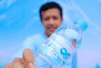 Wakil Bupati Trenggalek Syah Mohammad Natanegara tunjukan produk Tirtha Pure buatan Perumda Tirta Wening Trenggalek. (Prokopim TGX)