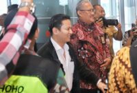 Tersenyum lebar, Bupati Trenggalek Mochamad Nur Arifin tiba di Bandar Udara Internasional Dhoho Kediri usai jajal penerbangan perdana Super Air Jet.