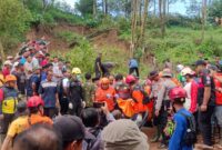 Tim SAR Gabungan berhasil mengevakuasi dua korban yang masih tertimbun material longsor di Desa Depok, Kecamatan Bendungan.