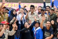 Wakil Bupati Trenggalek Syah Mohamad Natanegara foto bersama usai kukuhkan Kampung Siaga Bencana di Kecamatan Bendungan, Trenggalek.