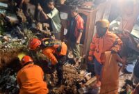 Tim gabungan berusaha mengevakuasi korban yang tertimbun material longsor di Dusun Banaran, Desa Depok menggunakan alat seadanya.
