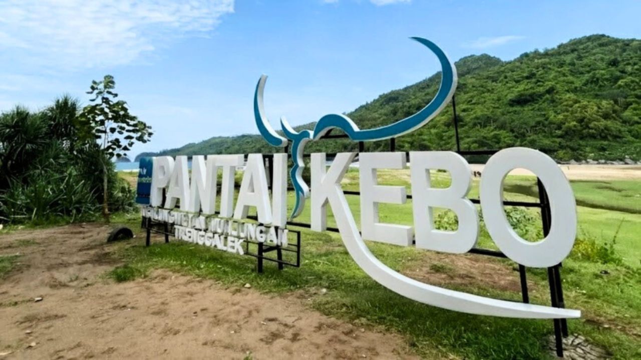 Pantai Kebo terletak di Desa Ngulungwetan, Kecamatan Munjungan, Kabupaten Trenggalek, Jawa Timur,