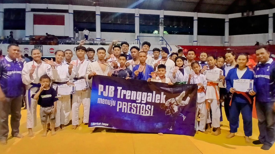 Seluruh judoka Polres Trenggalek dan para pelatih foto bareng setelah borong medali. (Foto: Polres Trenggalek)
