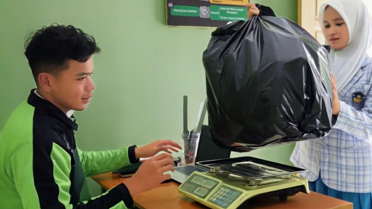 Siswa peragakan tata cara menukar sampah jadi koin.