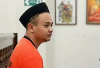 Awang Kresna Aji Pratama, pelaku penganiayan guru seni budaya SMPN 1 Trenggalek jalani sidang perdana, Senin (29/12/2025).