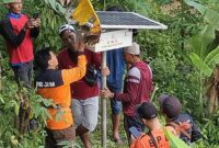 BPBD Trenggalek pasang Sistem Peringatan Dini (EWS) di Desa Depok, Kecamatan Bendungan. (Foto: BPBD Trenggalek)