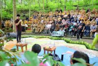 Bupati Trenggalek Mochamad Nur Arifin ajak ASN ikuti bedah buku Reset Indonesia Amphiteater Hutan Kota Trenggalek, Senin (22/12/2025).