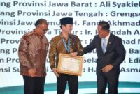 Saat Bupati Trenggalek Mochamad Nur Arifin menerima penghargaan sebagai Pembina Program Kampung Iklim (Proklim). Penghargaan diserahkan langsung oleh Menteri LHK Hanif Faisol Nurofiq di Grand Sahid Jaya Jakarta, Senin (1/12/2025).