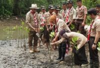 Gubernur Jawa Timur Khofifah Indar Parawansa bersama Gerakan Pramuka Jawa Timur dan Bupati Trenggalek tanam mangrove di pantai Cengkrong Desa Karanggandu, Watulimo, Trenggalek, Kamis (4/12/2025). Foto: Antara Jatim