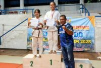 Judoka Polres Trenggalek tunjukan piagam juara usai ikuti Kejurprov Judo Jawa Timur 2025 di Dojo Judo PJSI Jatim, Surabaya.