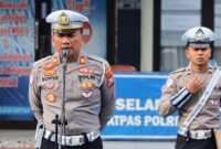 Kasatlantas Polres Trenggalek AKP Sony Suhartanto saat sosialisasikan aturan pembatasan angkutan barang saat Nataru di Halaman Satpas SIM Trenggalek.