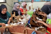 Pekerja di salah satu pabrik rokok di Trenggalek