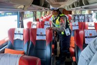 Petugas dari Satlantas Polres Trenggalek periksa bagian dalam angkutan umum di Terminal Tipe A Surodakan Trenggalek, Jumat (26/12/2025).