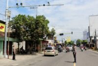 Petugas dari Satlantas Polres Trenggalek cek kondisi kamera E-TLE di simpang tiga Jarakan.