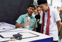 Wakil Bupati Trenggalek Syah Mohammad Natanegara tengok stan pameran TIF 2025 milik siswa robotik. (Foto : YouTube Kominfo Trenggalek)