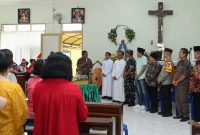 Wakil Bupati Trenggalek Syah Mohammad Natanegara kelilingi sejumlah Gereja saat perayaan Natal 2025