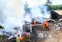 Petugas pemadam kebakaran tengah berusaha memadamkan api yang melahap tempat penyulingan daun cengkeh di Desa Tasikmadu, Kecamatan Watulimo, Senin (29/12/2025) dini hari.