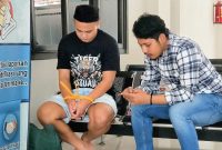 Tertunduk malu, tersangka penganiayaan guru di Trenggalek dihantarkan ke Kejari Trenggalek.