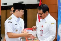Bupati Trenggalek Mochamad Nur Arifin serahkan SK Pensiun kepada Agus Setiyono di Pendopo Manggala Praja Nugraha Trenggalek, Rabu (21/1/2026). (Foto: Prokopim TGX).