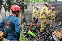 Damkar Trenggalek berusaha padamkan api yang membakar dapur rumah milik Upeno.