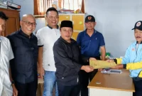 Doding Rahmadi serahkan formulir pendaftaran ke panitia tim penjaringan Musorkab KONI Trenggalek, Jumat (24/1/2026).