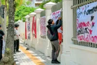 GMNI Trenggalek pasang baliho kecaman di depan Pengadilan Negeri Trenggalek, Selasa (27/1/2026).