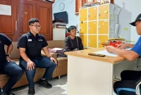 Ditemani rekannya, Iqmal Eaby Mugy Mahawidya mengambil formulir pendaftaran bakal calon Ketua Umum KONI Trenggalek, Kamis (22/1/2026).