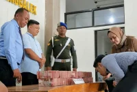 Kajari Trenggalek La Ode Muhammad Nusrim perlihatkan uang pengganti tipikor KUR Porang senilai Rp1,6 miliar.