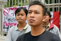 Ketua GMNI Trenggalek Rian Pirmansyah beri klarifikasi di depan Pengadilan Negeri Trenggalek, Selasa (27/1/2026).