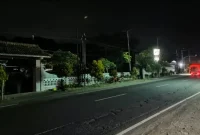 Kondisi ruas jalan nasional di Desa Kedunglurah dimalam hari, nampak gelap dan membahayakan pengguna jalan.