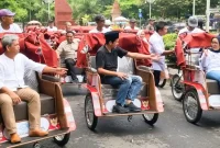 Wakil Ketua Gerakan Solidaritas Nasional (GSN), Nanik Sudaryati Deyang (kanan) didampingi Wabup dan Sekda Trenggalek jajal naik becak listrik.