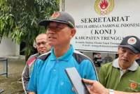 Penanggungan Jawab Musorkablub KONI Trenggalek Adit Suparno didampingi Ketua Tim Pendaftaran, Verifikasi, dan Validasi Bakal Calon Ketua KONI Trenggalek saat dikonfirmasi awak media, Senin (26/1/2026).
