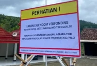 Patok klaim yang dipasang lembaga Komunikasi Pembela Hak Masyarakat secara sepihak.