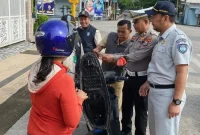 Petugas gabungan dari Satlantas Polres Trenggalek bersama Bapenda Jatim sidak STNK pengendara motor di simpang empat Nirwana, Selasa (20/1/2026).