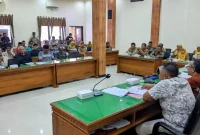 Suasana rapat dengar pendapat antara pengelola PT Djawani Gunung Abadi dengan warga Desa Ngentrong di kantor DPRD Trenggalek, Senin (6/1/2026).