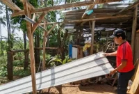 TRC BPBD Trenggalek pungut atap rumah warga yang terbang tertiup angin kencang.