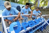 Wakil Bupati Trenggalek Syah Mohamad Natanegara bersama PT. Pelabuhan Indonesia (Pelindo) susun bakap terumbu karang sebelum ditenggelamkan di Pantai Mutiara. (Foto: Prokopim TGX)