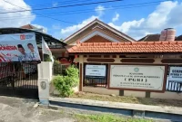 Wisma PGRI Trenggalek yang beralamat di JI. KH Ahmad Dahlan, Sawahan, Sumbergedong, Trenggalek.