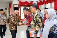 Bupati Trenggalek Mochamad Nur Arifin jabat tangan ASN Eks Kominfo yang saat ini dipercaya pegang kendali Dispora Trenggalek.
