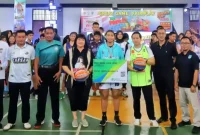 Bupati Trenggalek dan Ketua PERBASI Jawa Timur foto bareng setelah buka Turnamen Bola Basket Bupati Cup ke-3 di GOR Gajah Putih, Senin (9/2/2026).