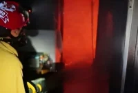 Damkar Trenggalek berusaha padamkan api yang menghanguskan dapur rumah warga di Perumahan Griya Damai Bukit Asri, Desa Karangsoko.