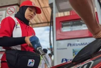 Ilustrasi petugas SPBU di Trenggalek tengah mengisi BBM ke kendaraan konsumen.