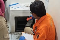 Inafis Polres Trenggalek telisik kondisi brankas Alfamart Pogalan saat lakukan olah TKP. (Foto : Tribun Mataraman)