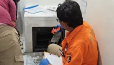 Inafis Polres Trenggalek telisik kondisi brankas Alfamart Pogalan saat lakukan olah TKP. (Foto : Tribun Mataraman)