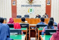 Ketua Komisi IV DPRD Trenggalek, Sukarodin pimpin rapat dengar pendapat, Selasa (24/2/2026).