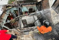 Kondisi rumah bapak Kasiyanto di Dusun Cari RT 09 RW 03 Desa Dawuhan Kecamatan Trenggalek pasca dilahap dijaga merah.