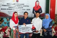 Novita Hardini serahkan bantuan tower di Balai Desa Siki, Kecamatan Dongko secara simbolis, Kamis (12/2/2026).