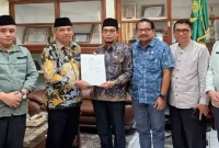 Penyerahan SK Pelaksana Tugas (Plt) Kepala Dinas Pendidikan kepada Saniran di Ruang Sekretaris Daerah Trenggalek.